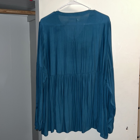 Blouse 💦 - Picture 2 of 3